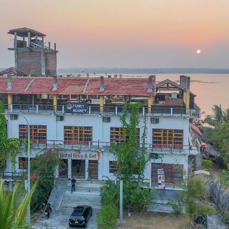 Funky Monkey Hostel & Yoga Rooftop Lounge , Arugambay Pottuvil Zewnętrze zdjęcie